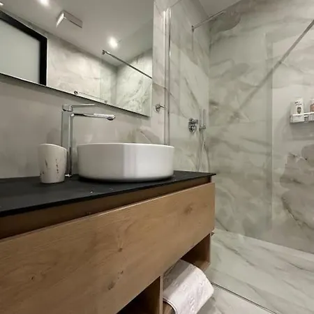 Elegant - Center Apartment Tirana